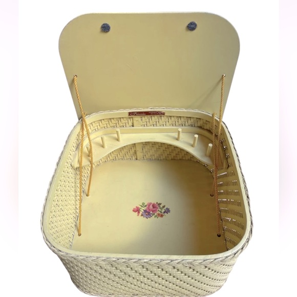 PRINCESS VINTAGE WICKER SEWING 🧵 BOX 🗃️ BASKET 🧺 from the 50’s Floral Decal - Picture 3 of 15